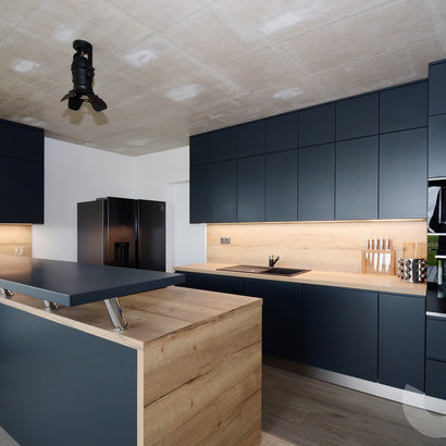 Moderní kuchyně | Kuchyně s ostrůvkem | Černý matný lak | kuchyně do stropu