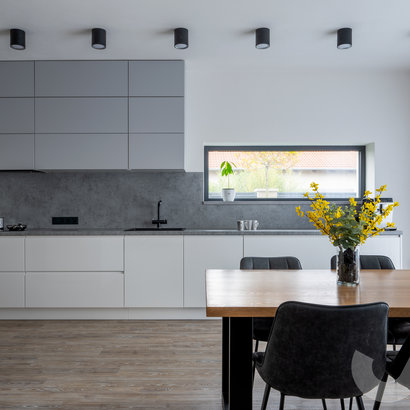 Šedý matný lak | Bílý matný lak | Lamino beton | kuchyňská linka | kuchyně do stropu