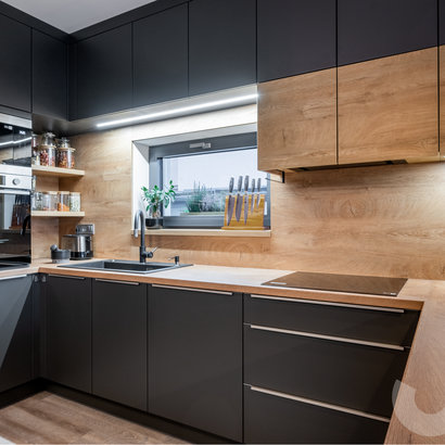 Moderní kuchyně | Lamino dub | Černý matný lak | kuchyně do stropu | kuchyňská linka se spotřebiči