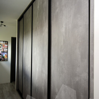 Vestavěná skříň s posuvnými dveřmi | Lamino beton