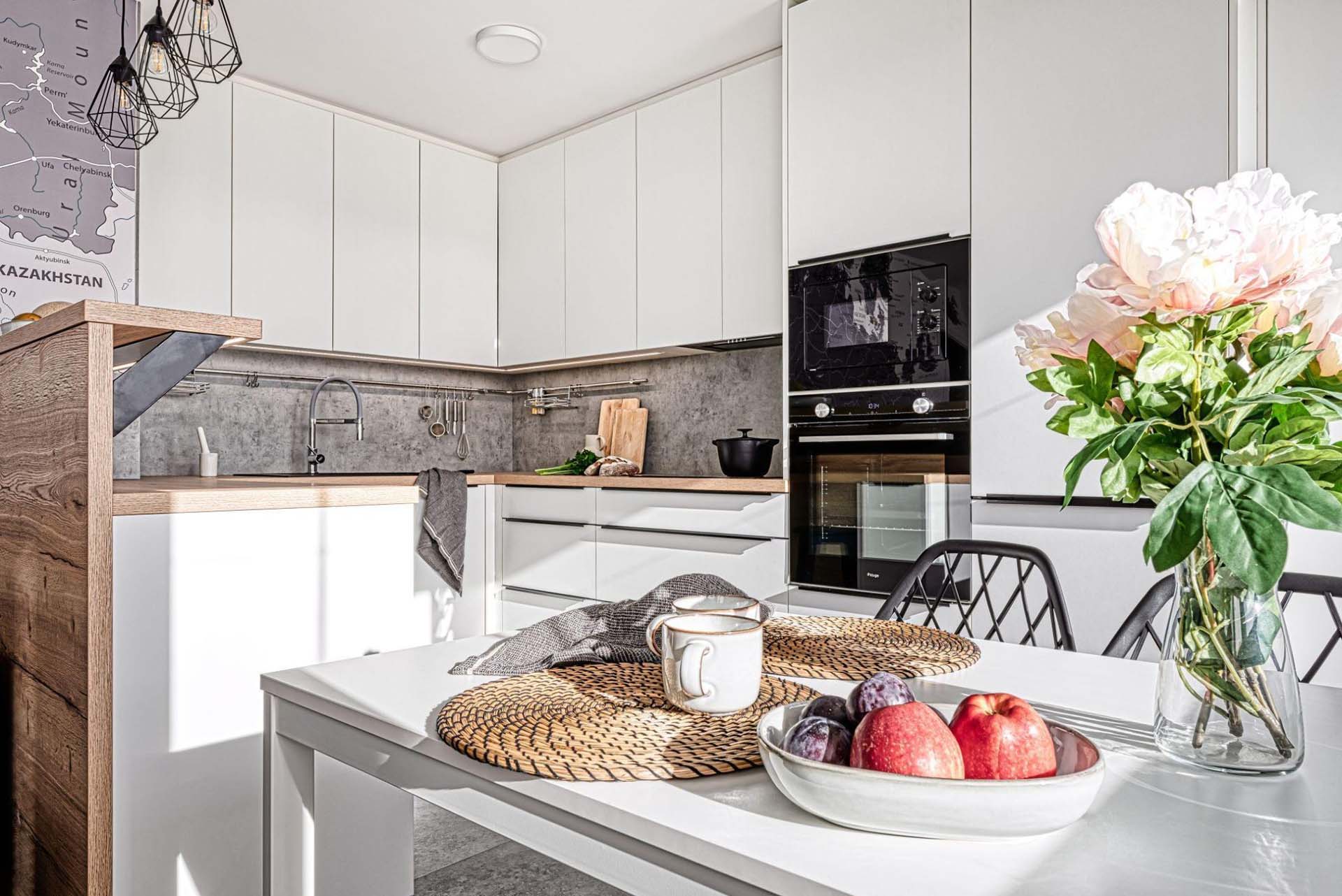 Moderní bílá kuchyně na míru s minimalistickým designem a betonovým dekorem