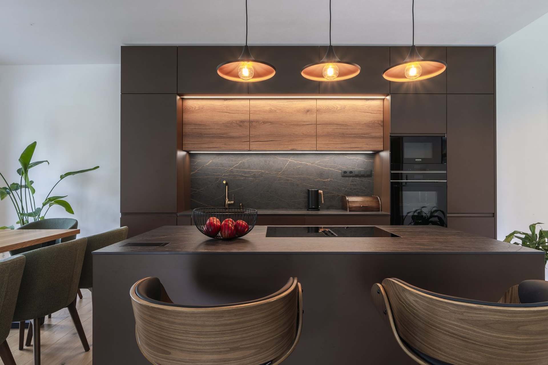 Moderní kuchyně na míru v elegantních tmavých tónech s dřevěnými prvky
