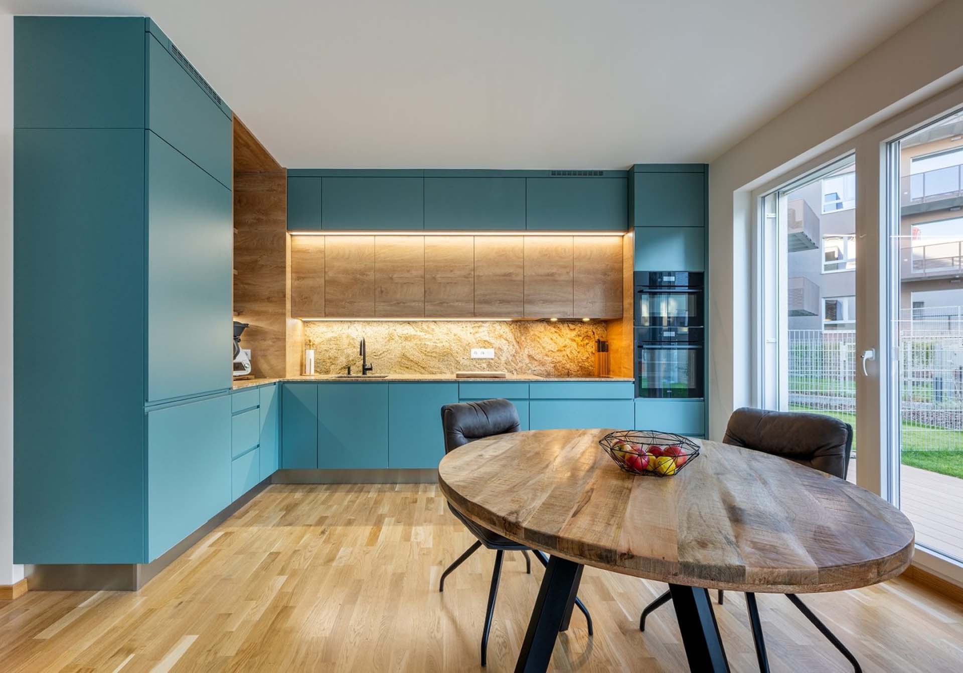 Moderní tyrkysová kuchyně na míru s dřevěnými akcenty a kamennou zástěnou