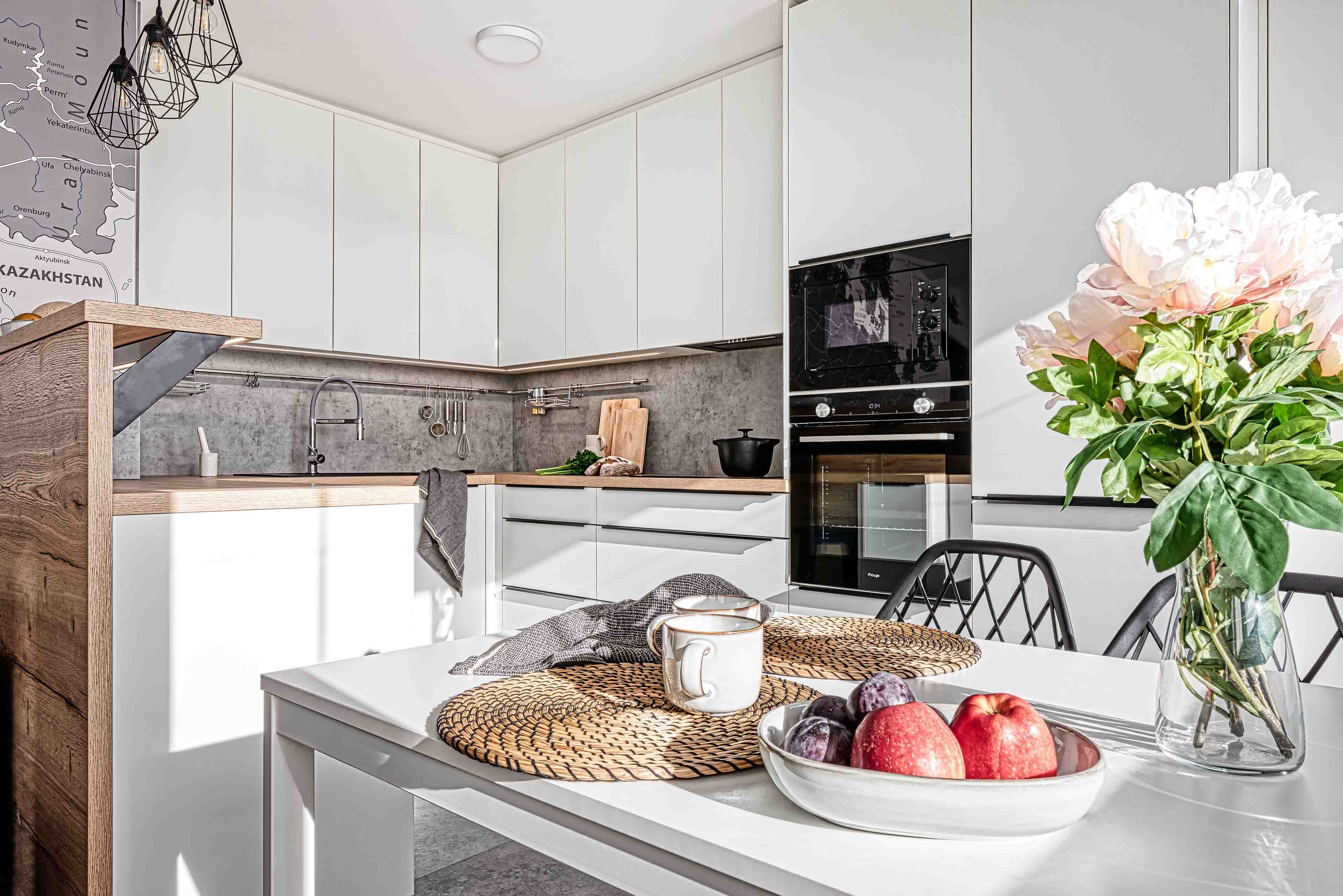 Bílá lakovaná kuchyně