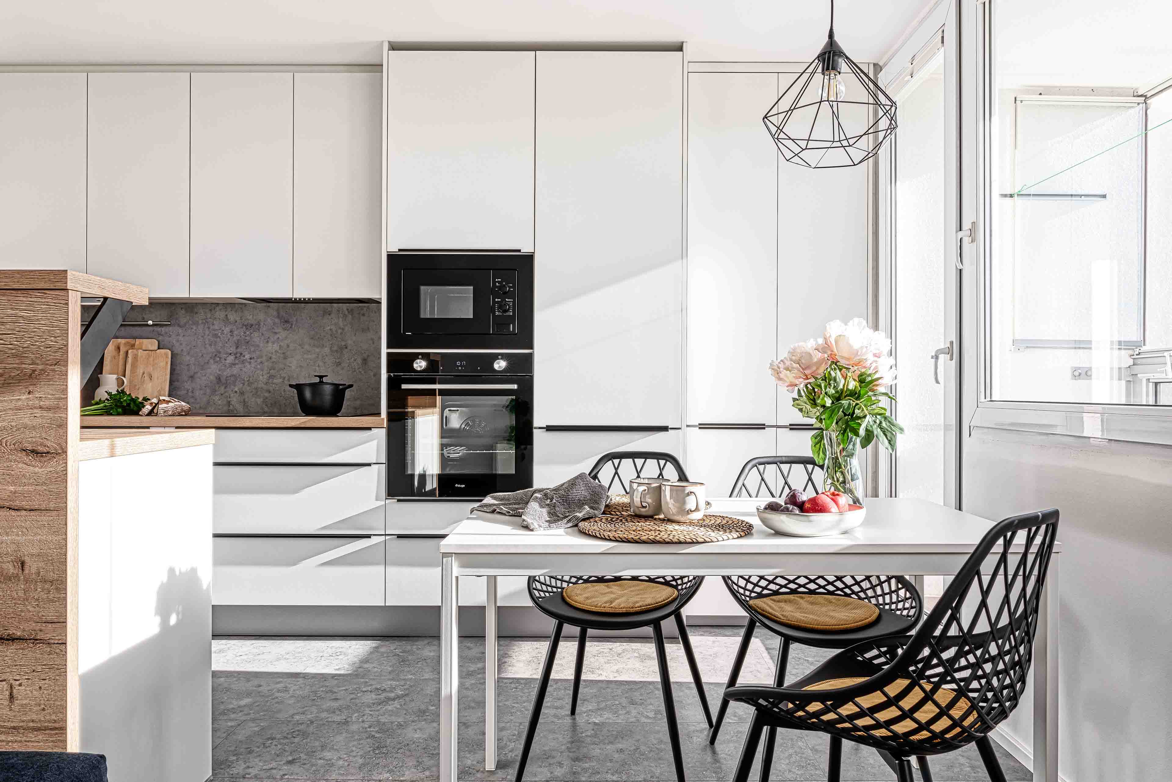 Kuchyně na míru přes celou stěnu